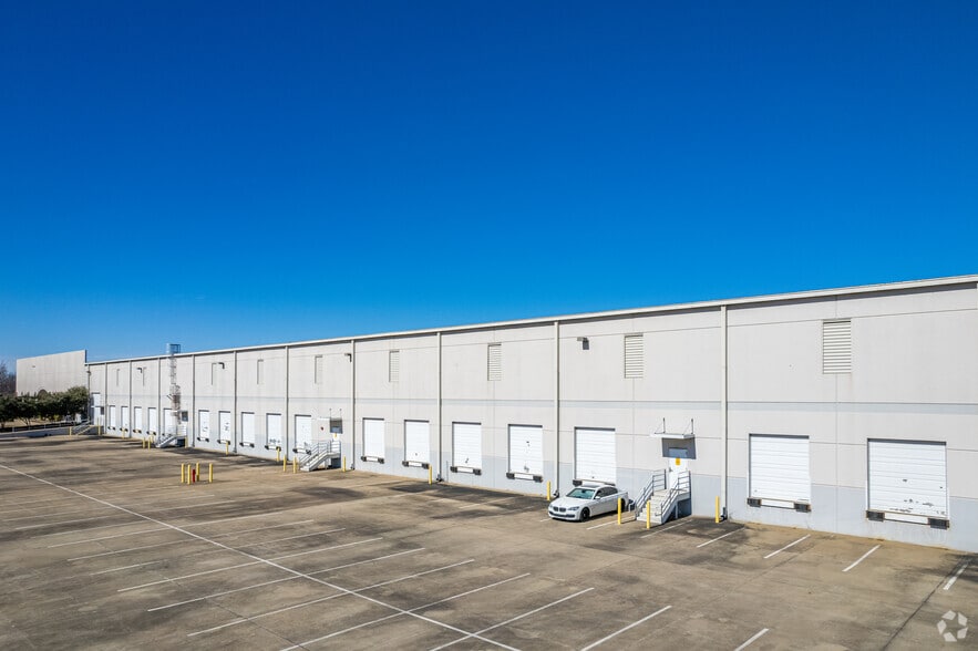 10615 Sanden Dr, Dallas, TX for lease - Building Photo - Image 2 of 4
