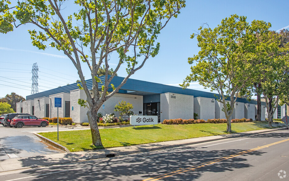 3500-3550 W Bayshore Rd, Palo Alto, CA for lease - Primary Photo - Image 1 of 5