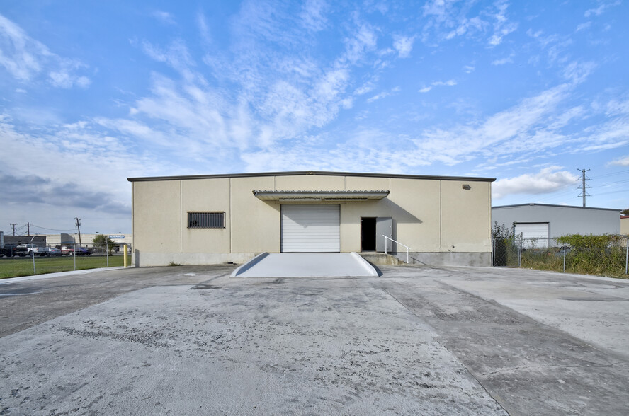 4930 Center Park Blvd, San Antonio, TX for lease - Building Photo - Image 1 of 17