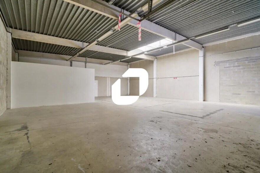 Flex in Lognes for lease - Interior Photo - Image 1 of 7