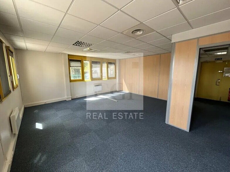 Office in Bron for lease - Interior Photo - Image 3 of 9