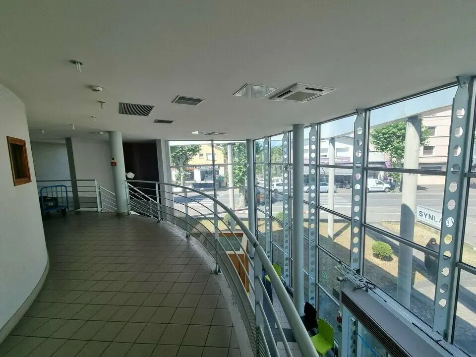 Office in Roussillon for lease Lobby- Image 1 of 12