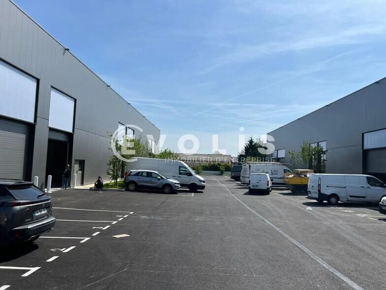 Flex in Saint-Genis-Laval for sale - Building Photo - Image 3 of 6