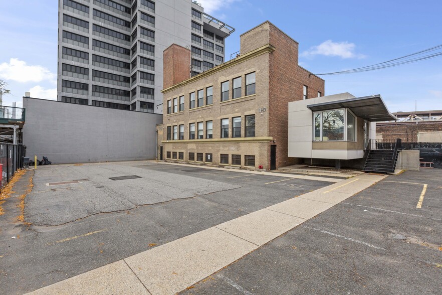 11-17 43rd Ave, Long Island City, NY for lease - Building Photo - Image 3 of 3