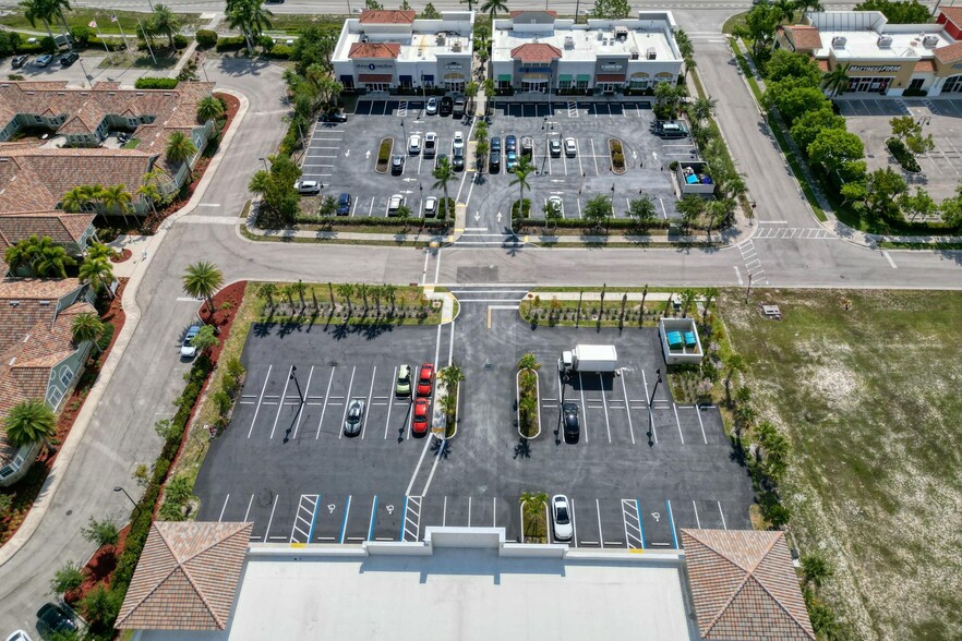 22904 Lyden Dr, Estero, FL for lease - Building Photo - Image 3 of 8