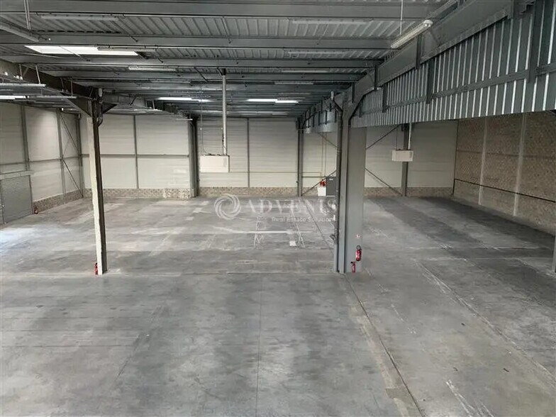 Industrial in Trappes for lease - Building Photo - Image 1 of 3