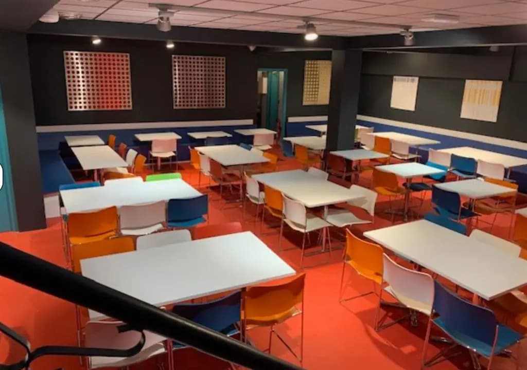 Retail in Paris for lease Interior Photo- Image 1 of 4