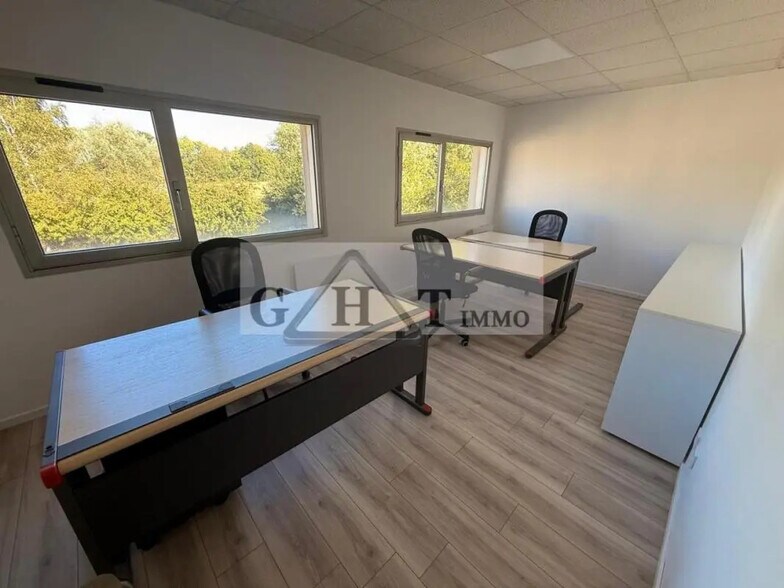 Office in Marcoussis for lease - Interior Photo - Image 1 of 4