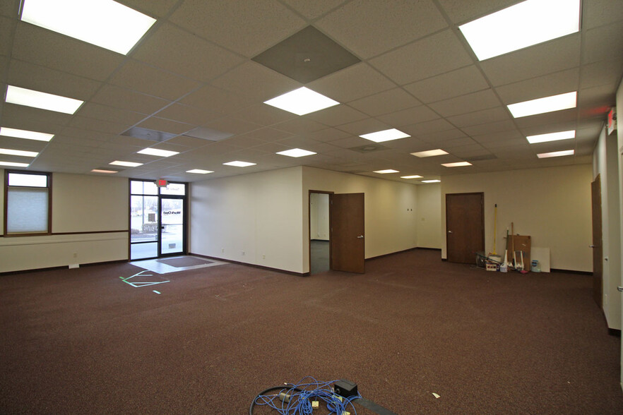 360 N Main St, Bluffton, IN for lease - Interior Photo - Image 3 of 6