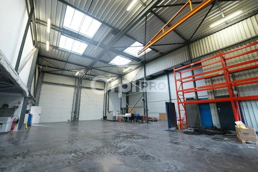 Office in Janneyrias for lease - Building Photo - Image 1 of 10