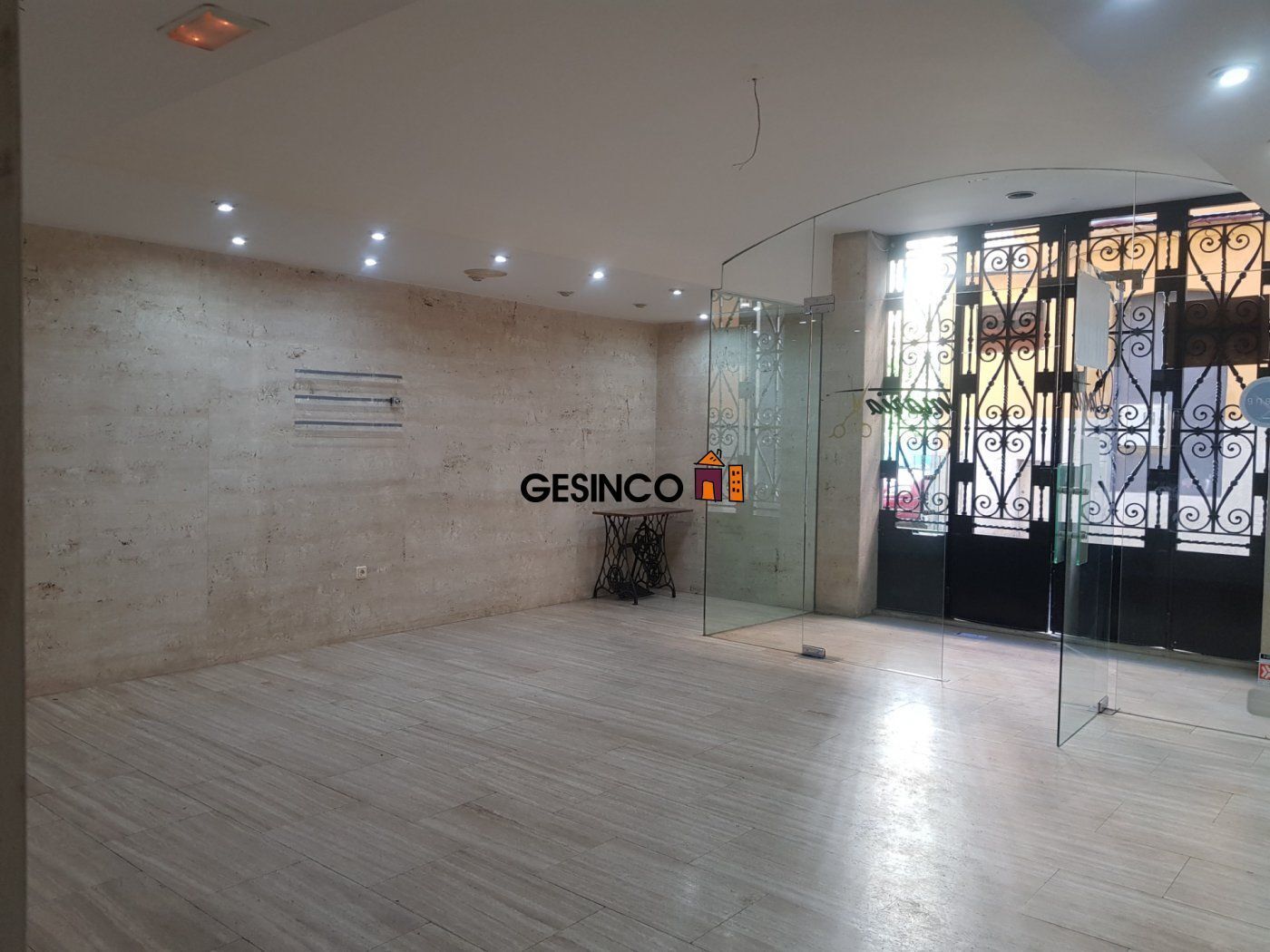 Retail in València for lease Building Photo- Image 1 of 8