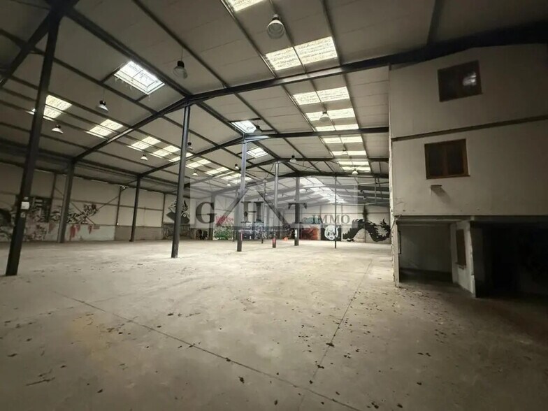 Industrial in Montreuil for sale - Interior Photo - Image 2 of 6