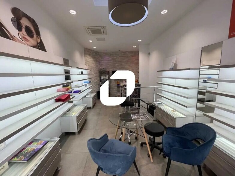 Retail in Paris for lease - Interior Photo - Image 1 of 7