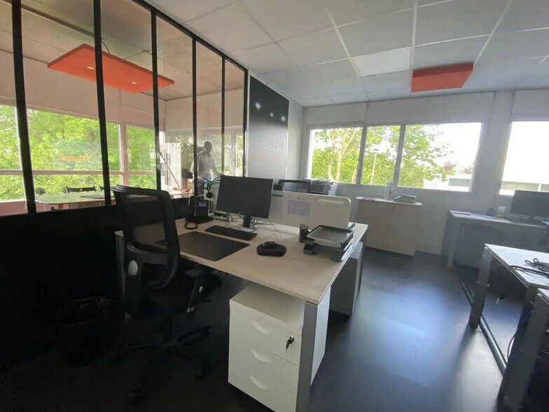 Office in Saint-Grégoire for lease - Interior Photo - Image 2 of 10