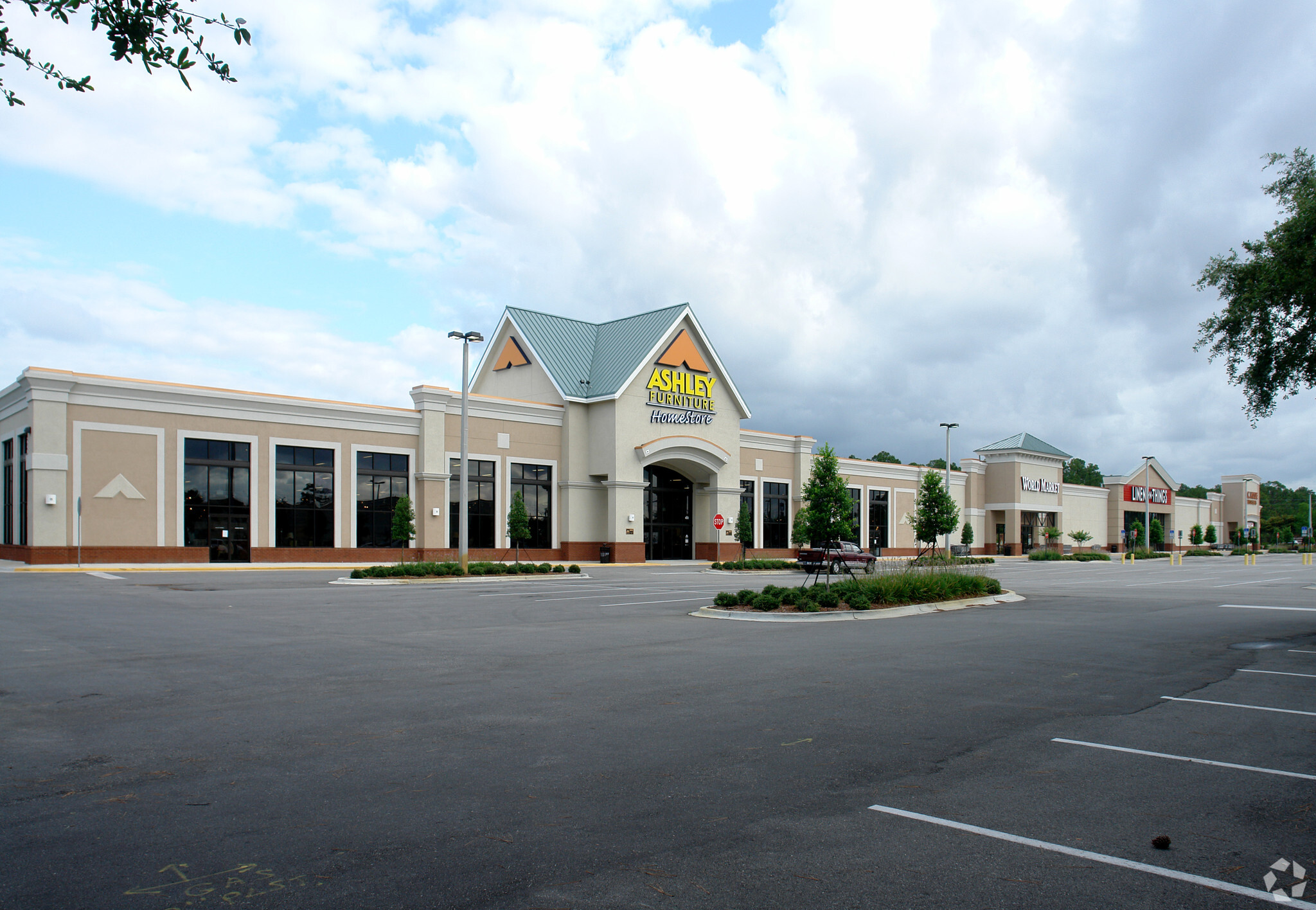 2400 W International Speedway Blvd, Daytona Beach, FL for lease Building Photo- Image 1 of 7