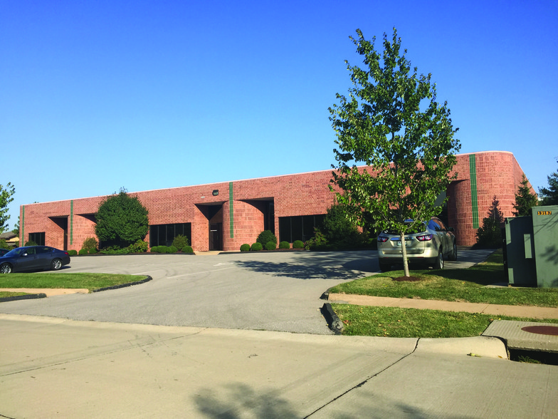 12123-12127 Bridgeton Square Dr, Bridgeton, MO for sale - Building Photo - Image 1 of 1