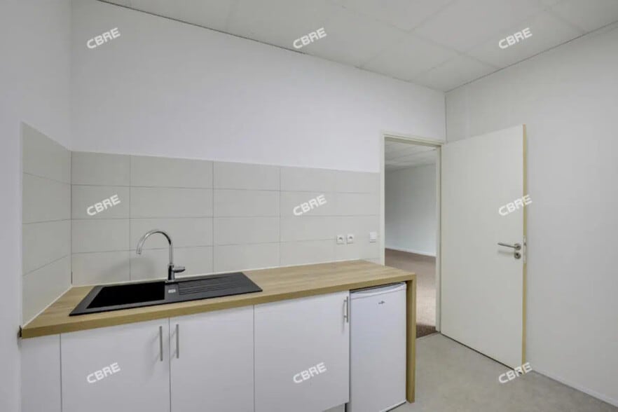 Flex in Morangis for lease - Interior Photo - Image 2 of 8