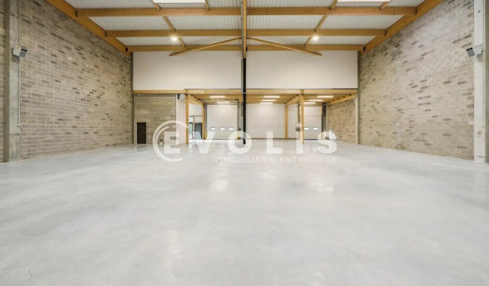 Flex in Graveson for lease - Interior Photo - Image 2 of 10