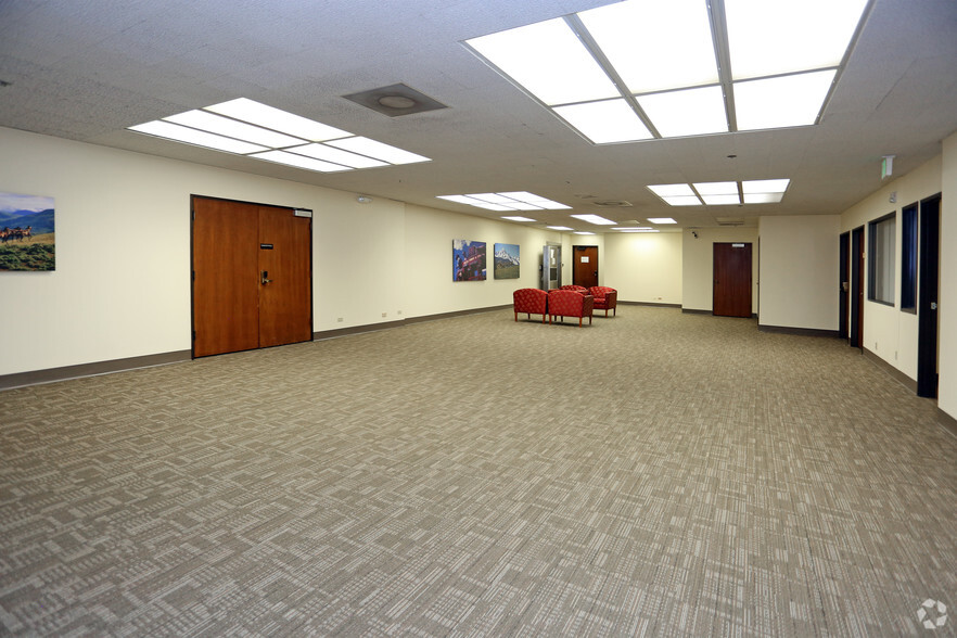 5601 S Broadway, Littleton, CO for lease - Lobby - Image 2 of 11