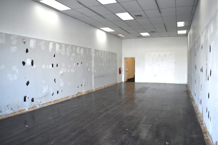 2263 Broadhollow Rd, Farmingdale, NY for lease - Interior Photo - Image 3 of 6