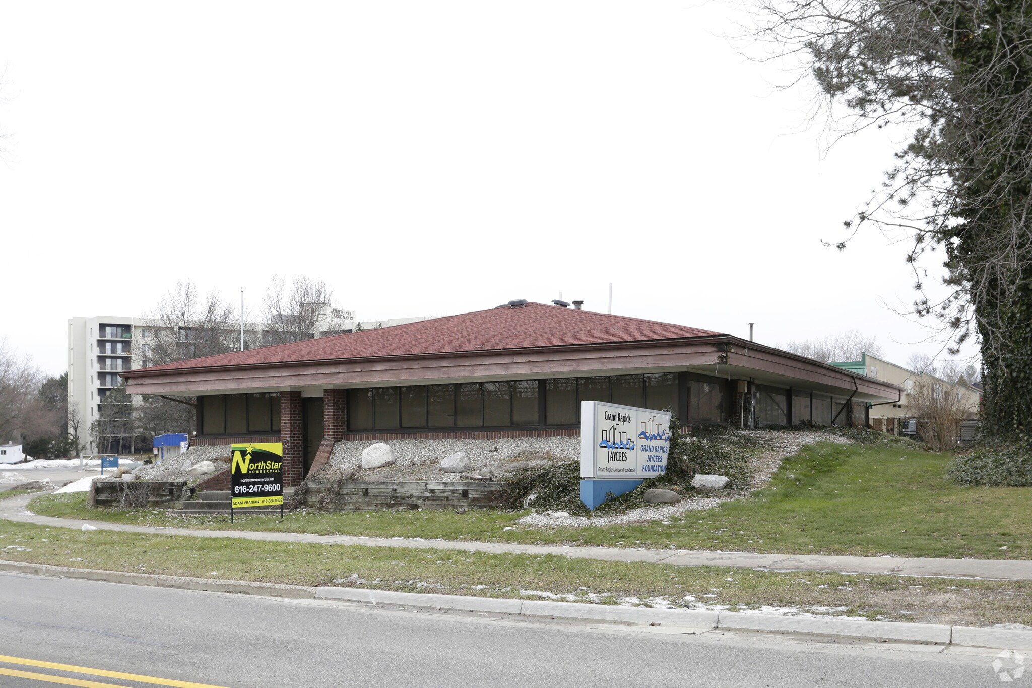 2774 Birchcrest Dr SE, Grand Rapids, MI for sale Primary Photo- Image 1 of 1