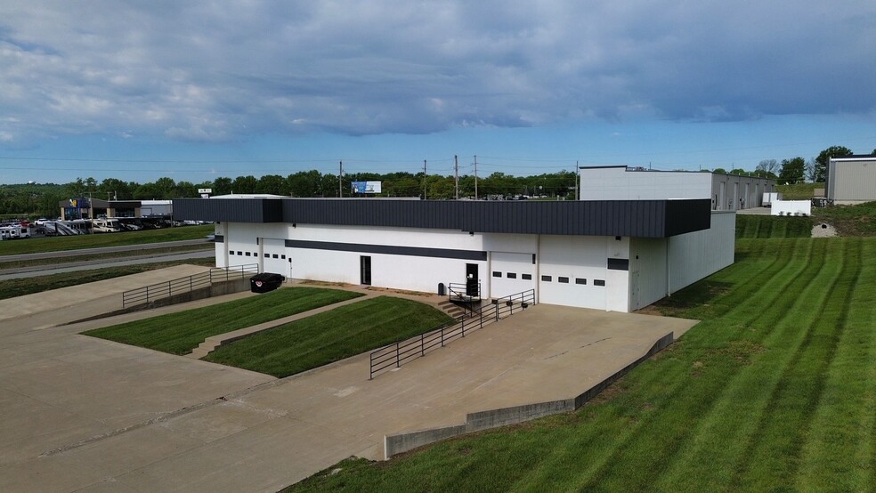 1100 NW Valley Ridge Dr, Grain Valley, MO for lease - Building Photo - Image 2 of 7