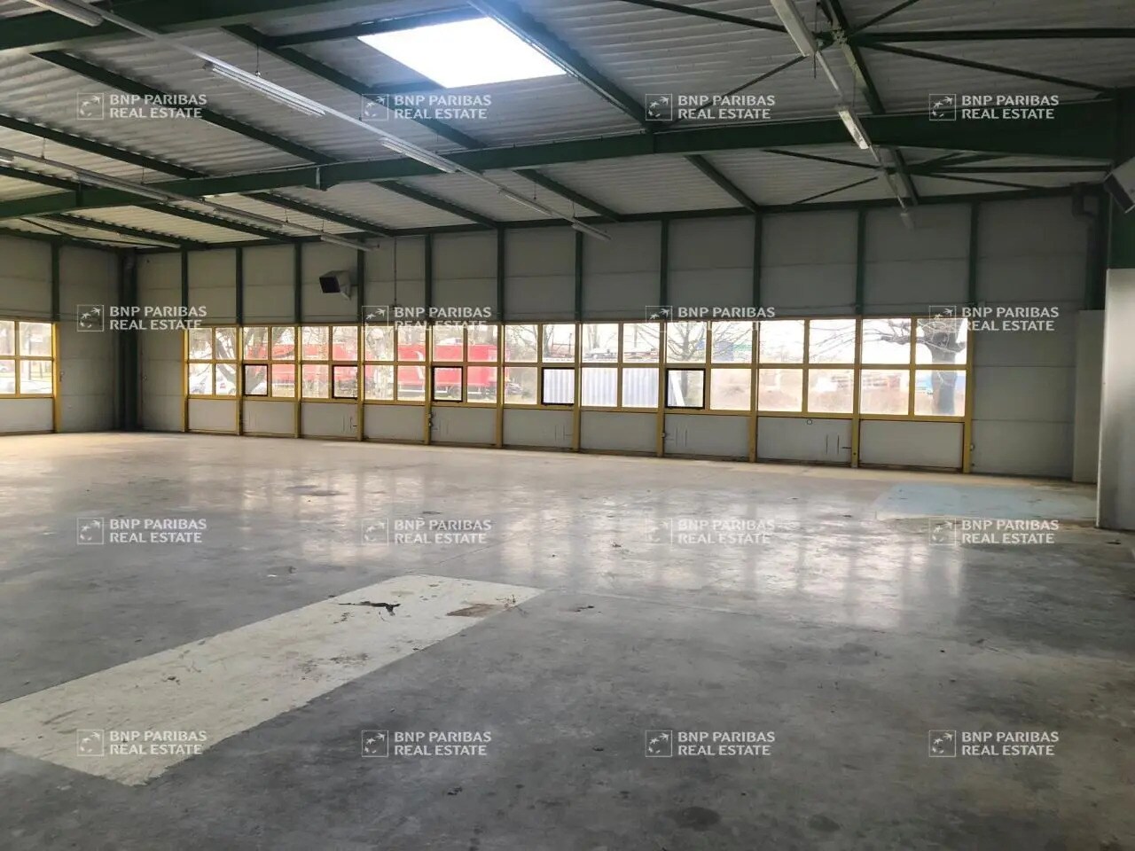 Office in Saint-Thibault-des-Vignes for lease Interior Photo- Image 1 of 1