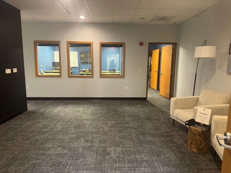 8517 Excelsior Dr, Madison, WI for lease - Building Photo - Image 3 of 9