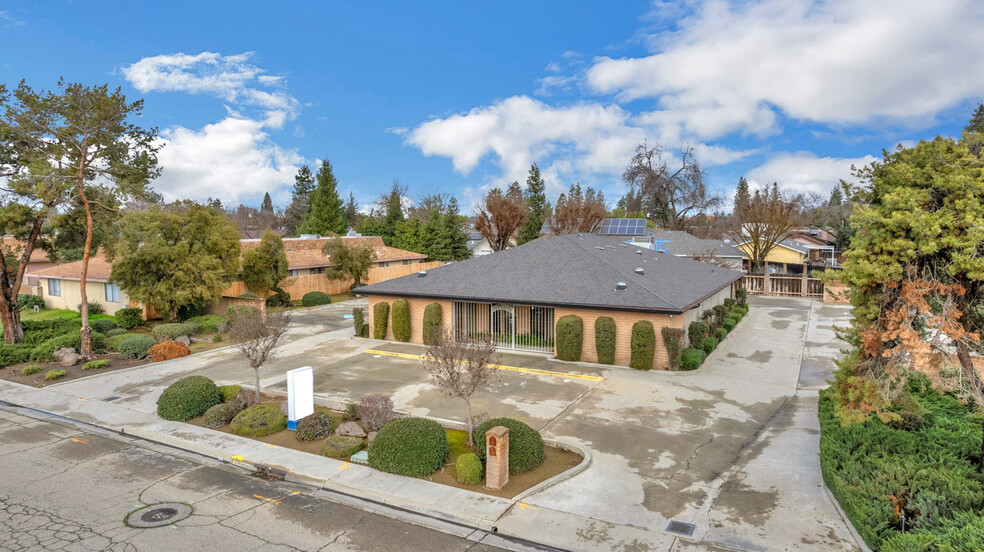 326-346 W Carob Ave, Reedley, CA for lease - Building Photo - Image 1 of 17