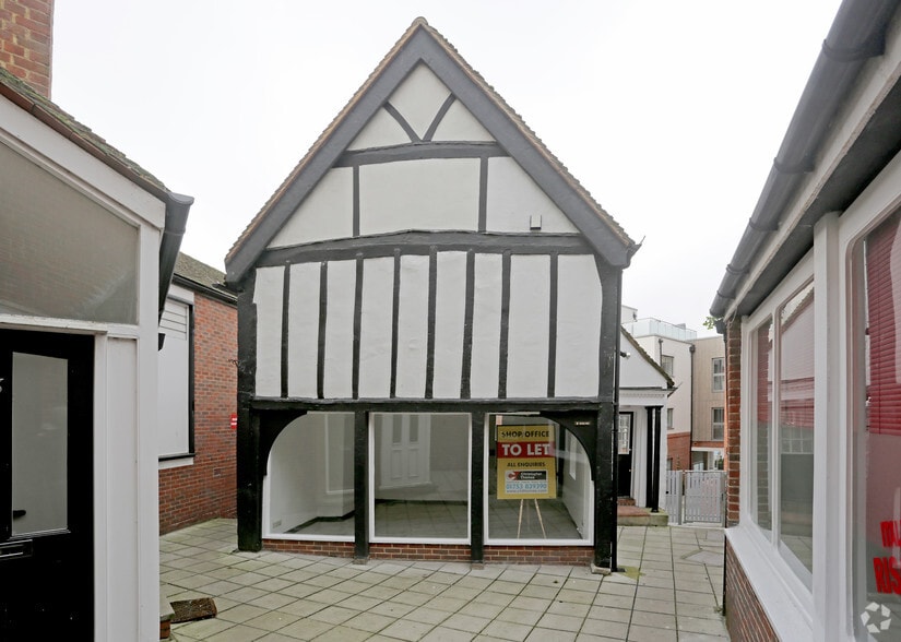 2 Curfew Yard, Windsor for sale - Primary Photo - Image 1 of 1