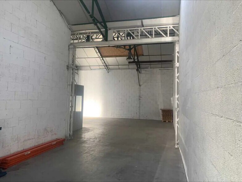 Flex in Vénissieux for lease - Interior Photo - Image 3 of 9