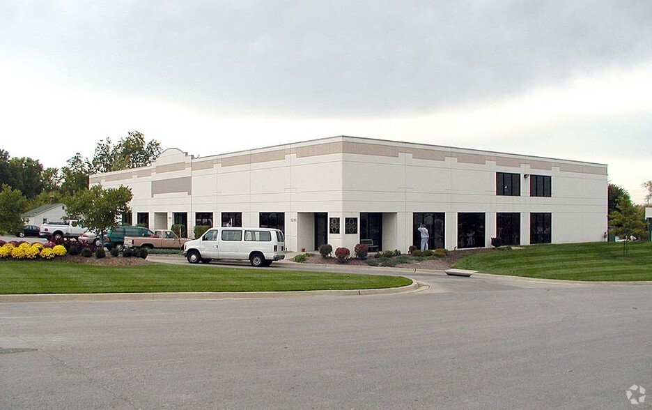 1206-1210 NE Douglas St, Lees Summit, MO for lease - Building Photo - Image 2 of 6