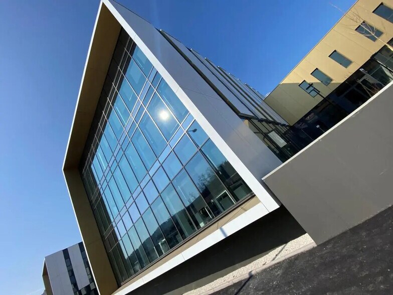 Office in Saint-Étienne for lease - Building Photo - Image 2 of 3