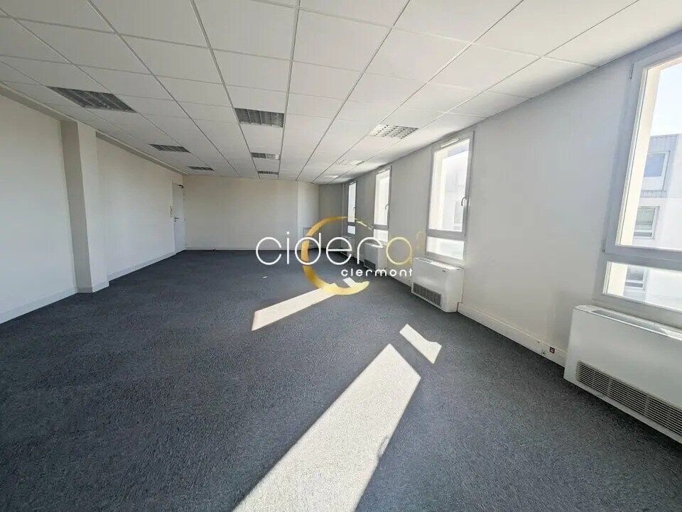 Office in Clermont-Ferrand for lease Interior Photo- Image 1 of 8