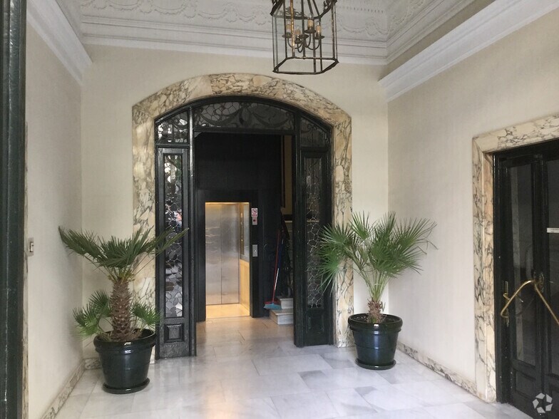 Calle del Monte Esquinza, 14, Madrid, Madrid for lease - Building Photo - Image 2 of 3