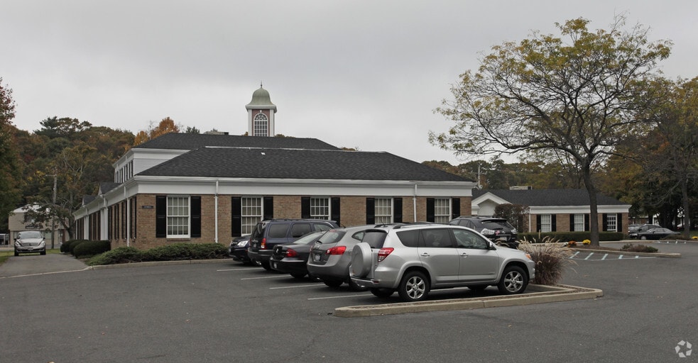 300 E Main St, Smithtown, NY for lease - Building Photo - Image 2 of 8