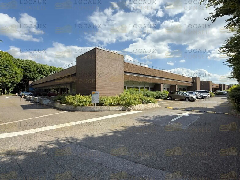 Flex in Trappes for lease - Building Photo - Image 2 of 9