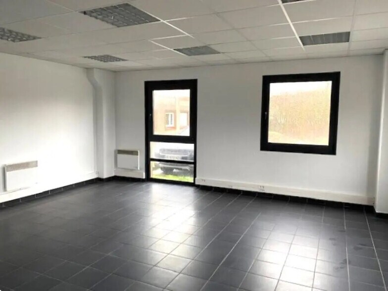 Office in SAINGHIN-EN-MÉLANTOIS for lease - Interior Photo - Image 3 of 7