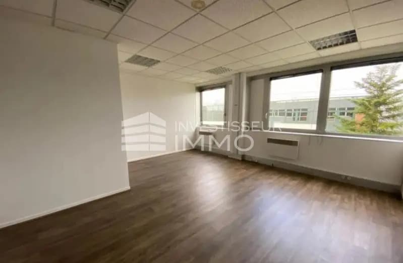 Office in Mitry-Mory for lease Building Photo- Image 1 of 5