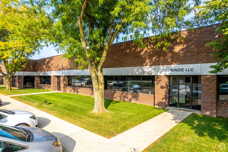 11100-11190 Aurora Ave, Urbandale, IA for lease - Building Photo - Image 2 of 6