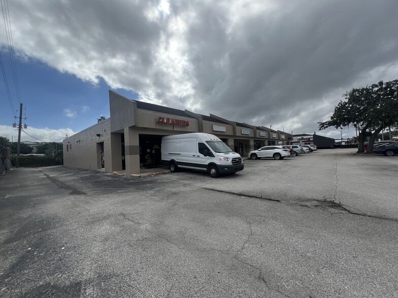111-123 N Kings Ave, Brandon, FL for lease - Building Photo - Image 2 of 13