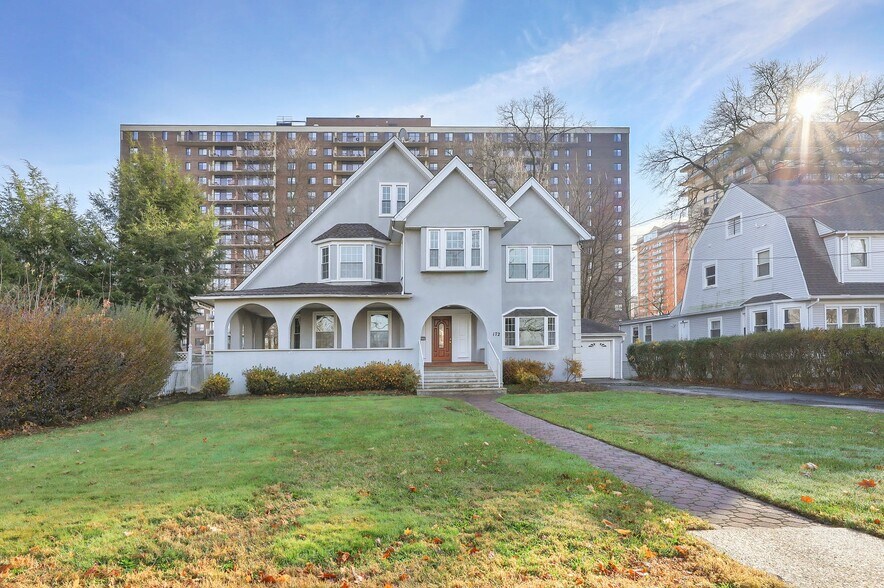 172 Summit Ave, Hackensack, NJ 07601