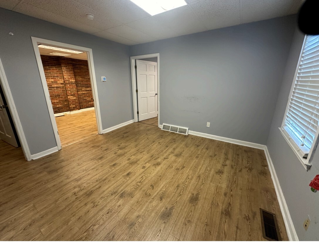 725 W Main St, Jamestown, NC for lease Interior Photo- Image 1 of 3