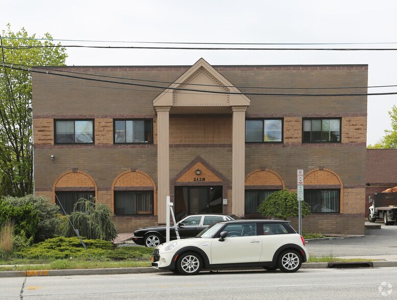 2128 Bellmore Ave, Bellmore, NY 11710