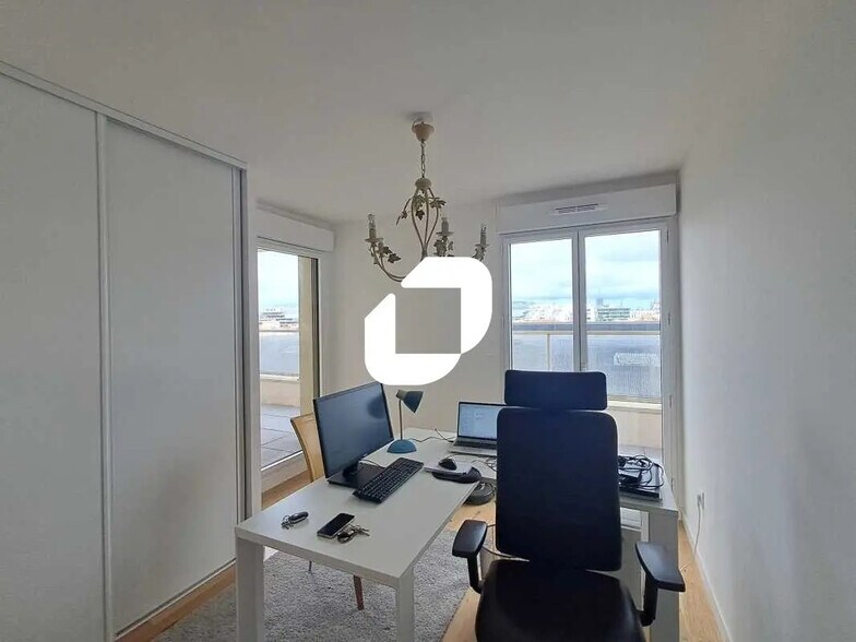 Office in Bordeaux for lease - Interior Photo - Image 2 of 7