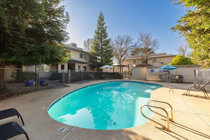 2351 Victor Ave, Redding, CA for sale - Building Photo - Image 2 of 19