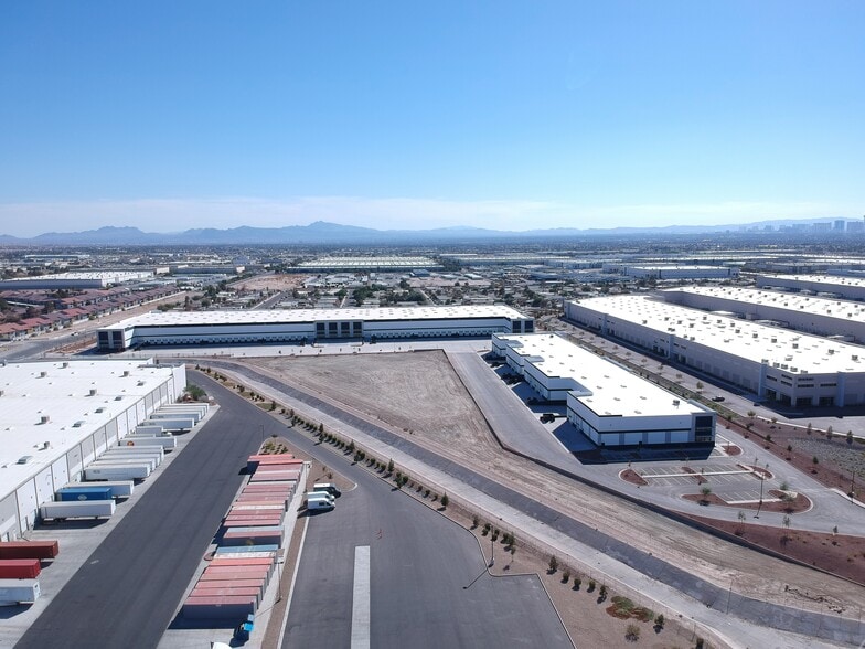 3732 Las Vegas Blvd N, Las Vegas, NV for lease - Building Photo - Image 2 of 9