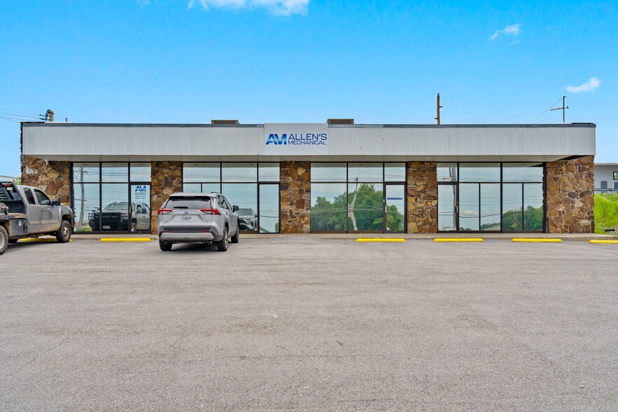 2752 E Kearney St, Springfield, MO for sale - Building Photo - Image 3 of 65