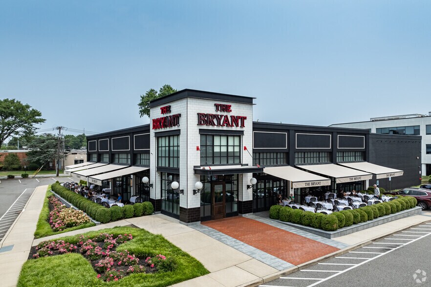 100 Walt Whitman Rd, Huntington Station, NY for sale - Primary Photo - Image 1 of 1