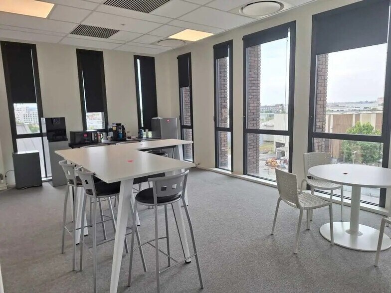 Office in Bordeaux for lease - Building Photo - Image 2 of 10